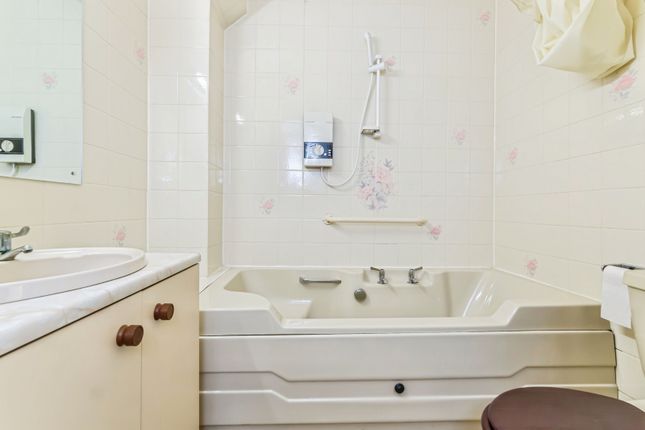 Flat 23, Valley Court,, Beechwood Gardens, Surrey photo 4