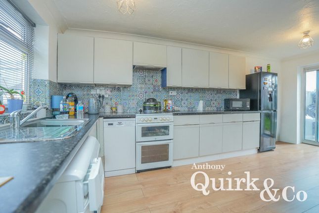 25, Central Avenue, Canvey Island photo 2