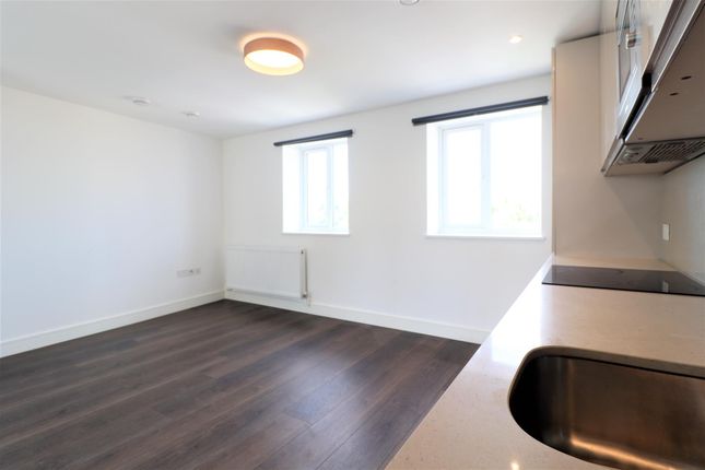 Flat 17, 135a The Parade, High Street, Watford photo 5