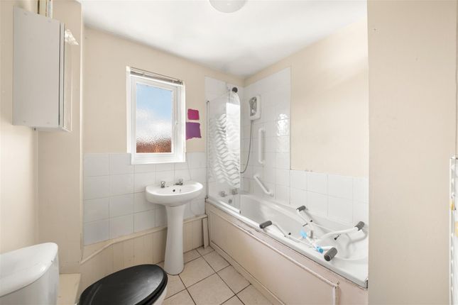 32, Sedley Grove, Harefield photo 4