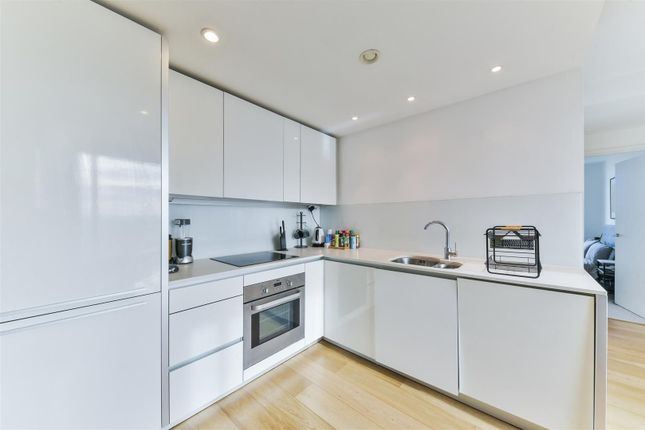 3704 Strata, 8 Walworth Road, London photo 4