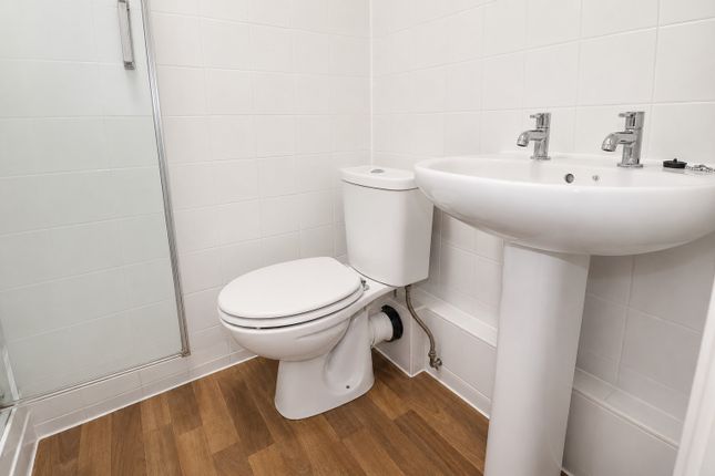 319, Knights Manor Way, Dartford photo 4