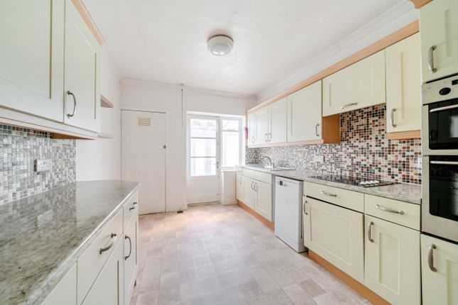8, The Crescent, West Sussex photo 2