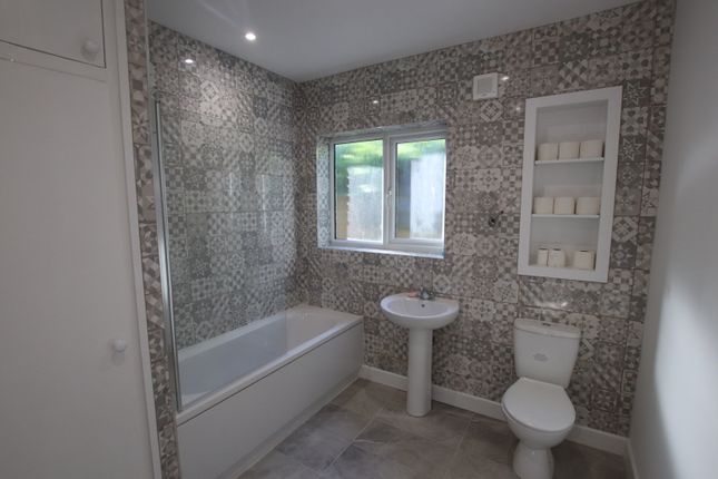 10 Ridgeway Road, Isleworth photo 4