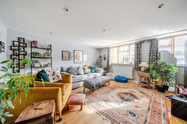 6, Aylward Gardens, Chesham photo 4