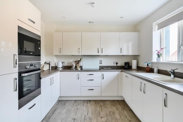 24 Beech Grove, Hammond Way, Yateley photo 2