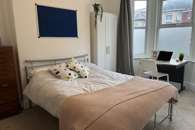 4-bed house on Exeter, £2,946/mo
