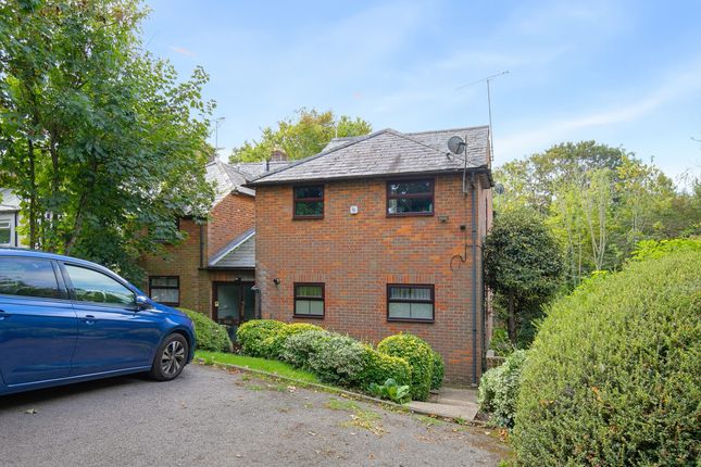 Flat Flat 3, 1, Pinions Road, High Wycombe photo 4