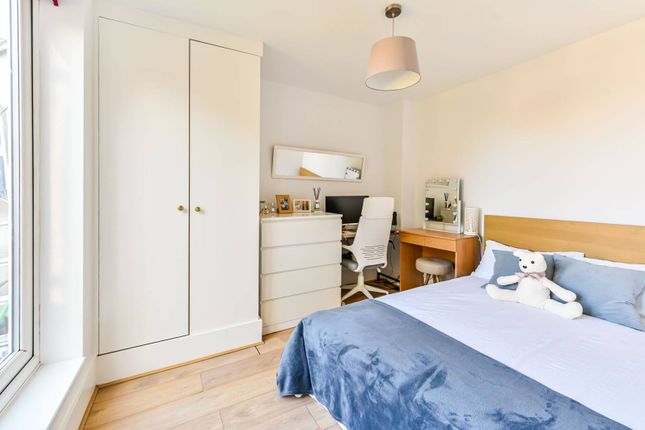 Flat for sale in Trinity Road, Tooting Bec, London