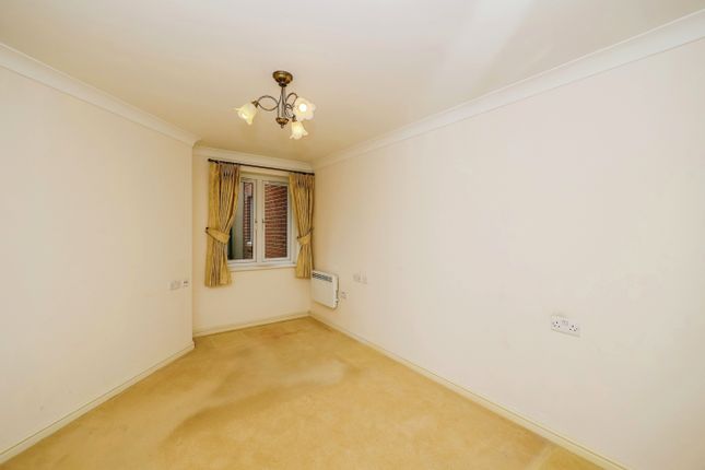 Flat for sale in London Road, Cowplain, Waterlooville, Hampshire