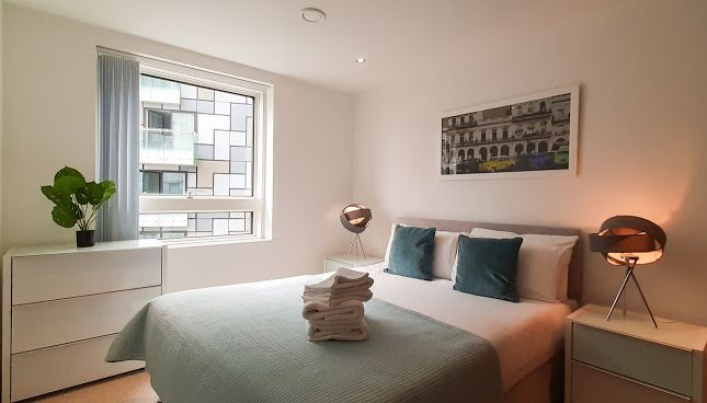 Thumbnail Flat to rent in Lincoln Plaza, London 9Bd, UK, London