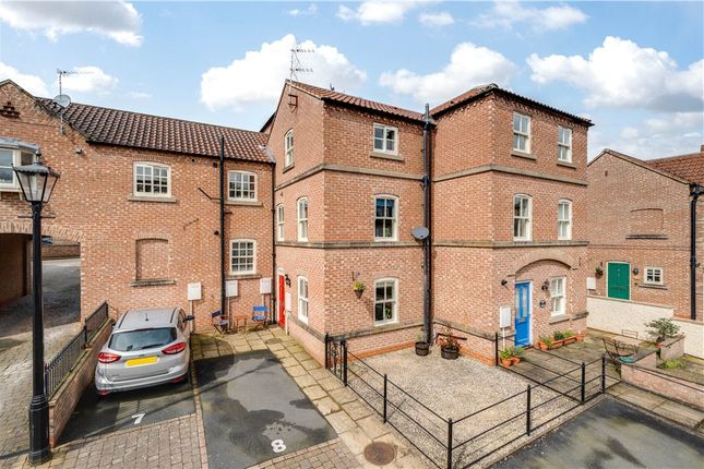 Town house for sale in Allhallowgate, Ripon