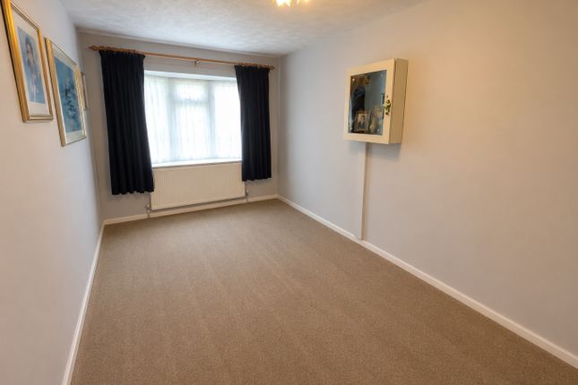 37 The Close, Luton, Bedfordshire photo 2