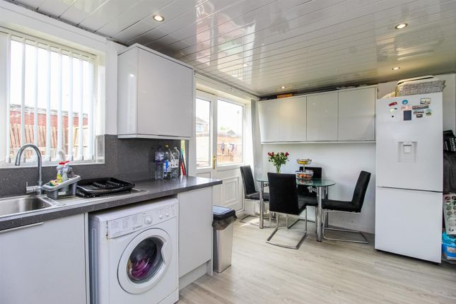 42, Barnstone Vale, Wakefield photo 3