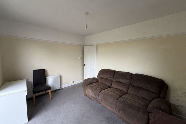 32 Lyndale Avenue, Southend-On-Sea photo 3