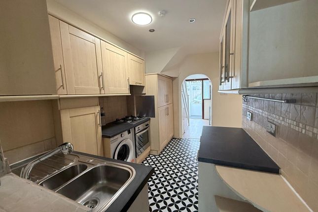 00, Wynchgate, Northolt photo 3