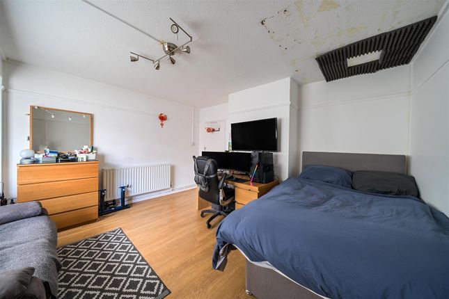 23, Shadwell Drive, Northolt photo 3