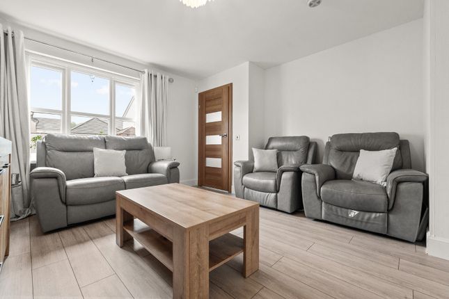 10 Bisset Place, Bathgate, West Lothian photo 2