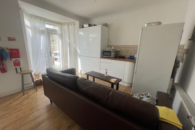 Room to rent in Firs Lane, London