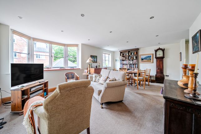 8, Crownwood Gate, Farnham photo 3