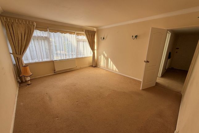 26 Hurstcombe, Whitehall Lane, Buckhurst Hill photo 2