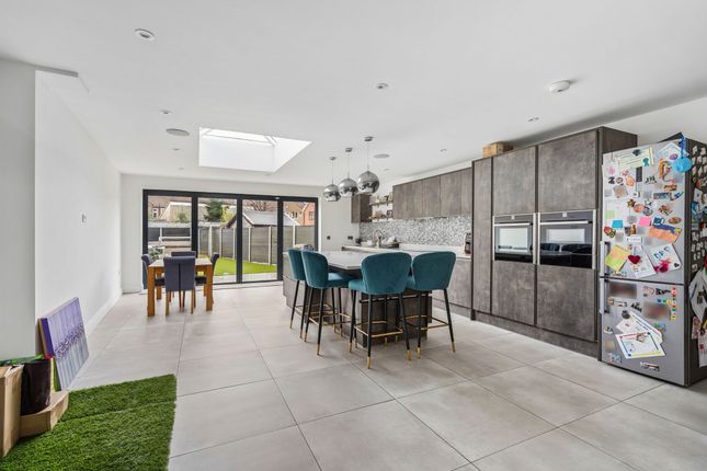 51 Westfield Avenue, Watford photo 2