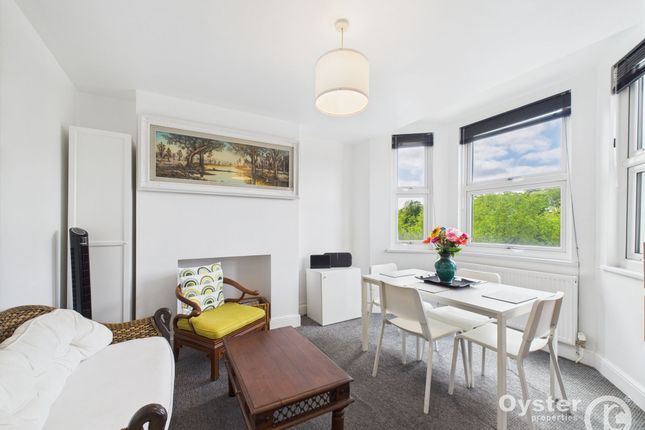 Flat B, 12 Buckingham Road, London photo 2