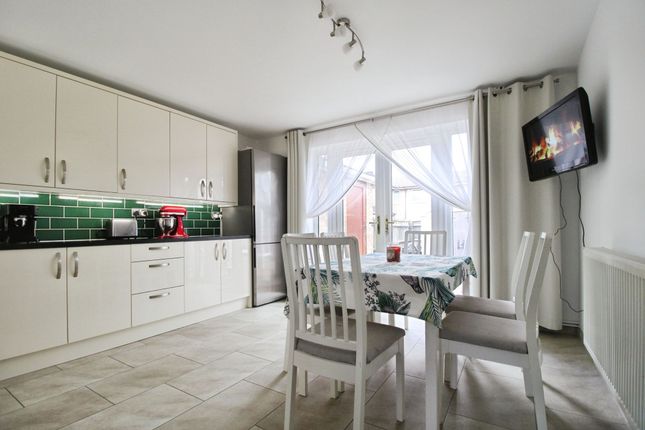 39 Saxon Close, Swindon photo 3