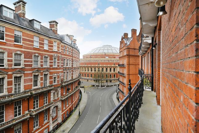 Flat for sale in Kensington Gore, London