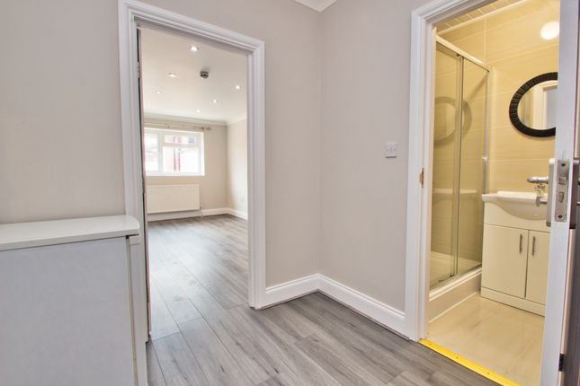 Thumbnail Room to rent in Rosemary Avenue, Hounslow