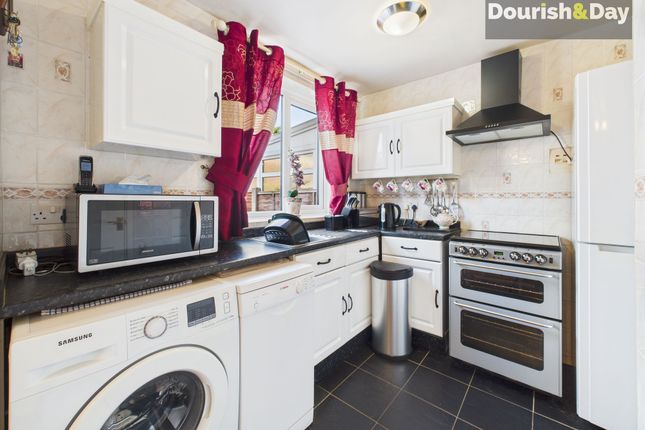 2 Howard Road, Stafford photo 3