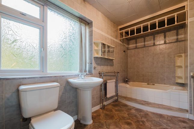 Family Bathroom (2).Jpg