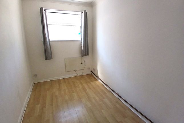 3, 73, Earlsbrook Road, Redhill photo 5