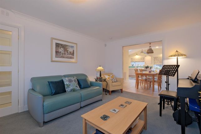 30, Allanshaw Gardens, Hamilton photo 3
