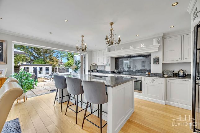 4 Elmdene Avenue, Hornchurch photo 4