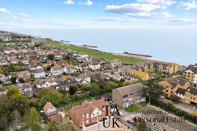 10, Connaught Gardens East, Clacton-on-sea photo 2