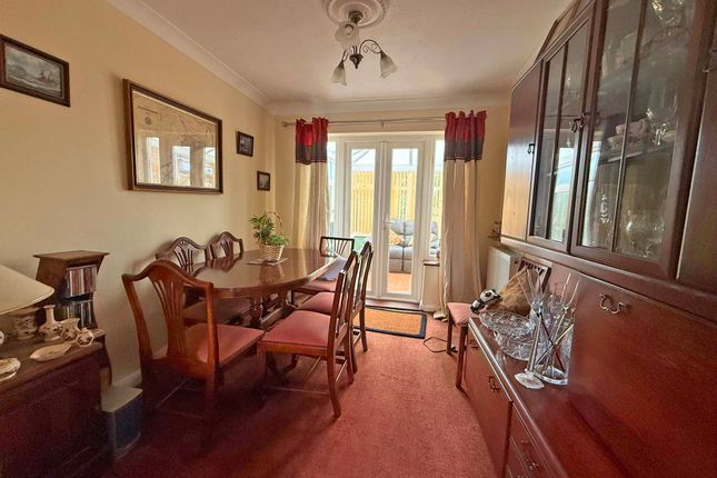 65, Abbots Garth, Scarborough photo 3