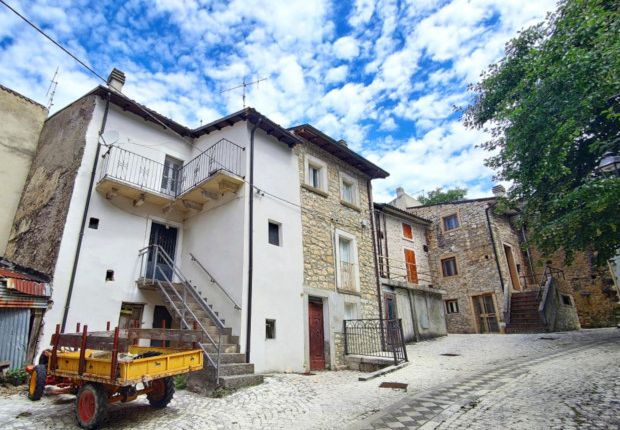 Thumbnail Town house for sale in Pescara, Sant\'eufemia A Maiella, Abruzzo, Pe65020