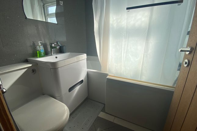 53 Fernside Avenue, FELTHAM photo 5
