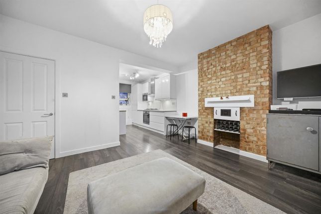 1-bed flat on Ellen Street, London, £1,900/mo