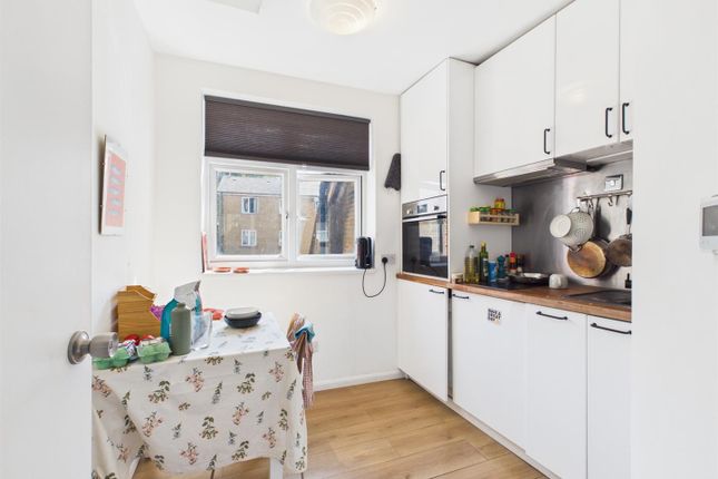 flat B, 232, Bethnal Green Road, London photo 3