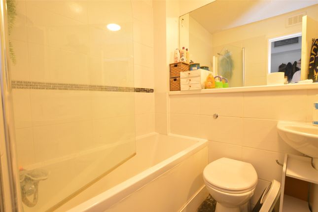 Flat 12, 102, Friars Avenue, London photo 5