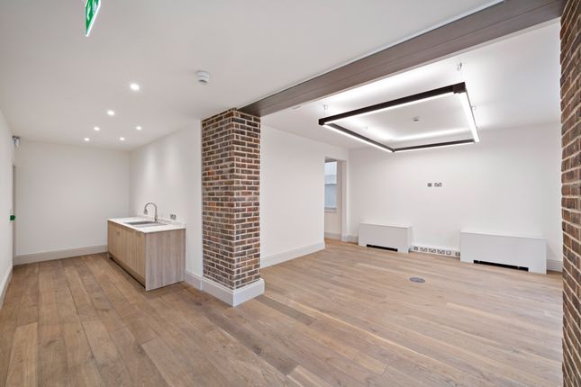 Office to let in St Martin's Lane, London