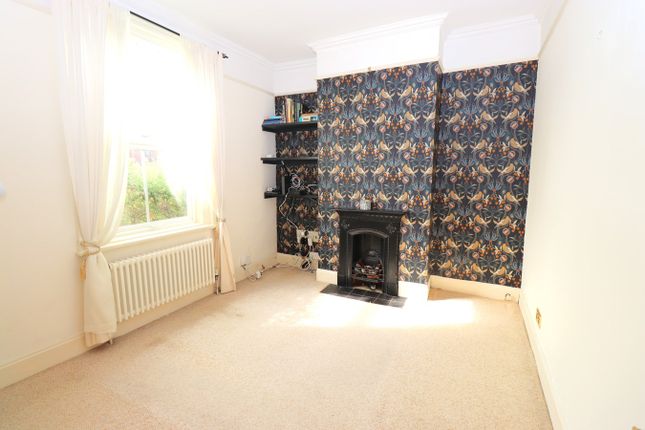 End terrace house for sale in Reading Road, Farnborough