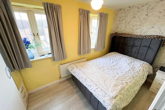 Town house for sale in Fieldview, Edlington, Doncaster