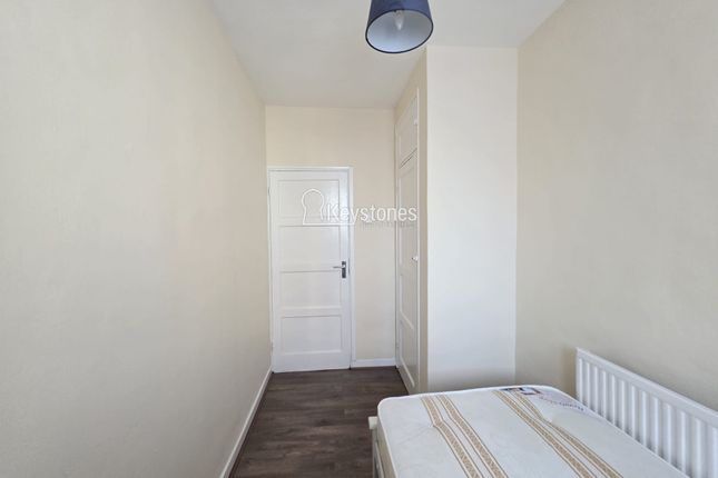 14 Thornaby House (Room 2), Canrobert Street, London photo 5