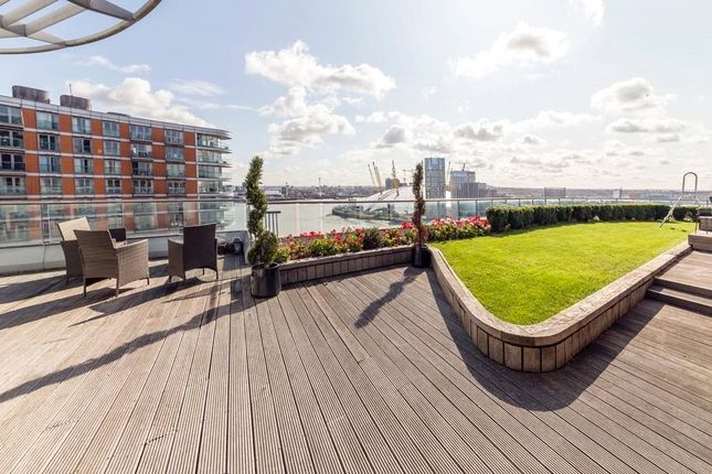 Thumbnail Flat to rent in New Providence Wharf, 1 Fairmont Avenue, Canary Wharf, London