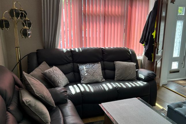35, Grey Friar Walk, Bradford photo 4