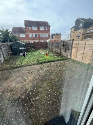 Greenhaven Drive, Thamesmead photo 5