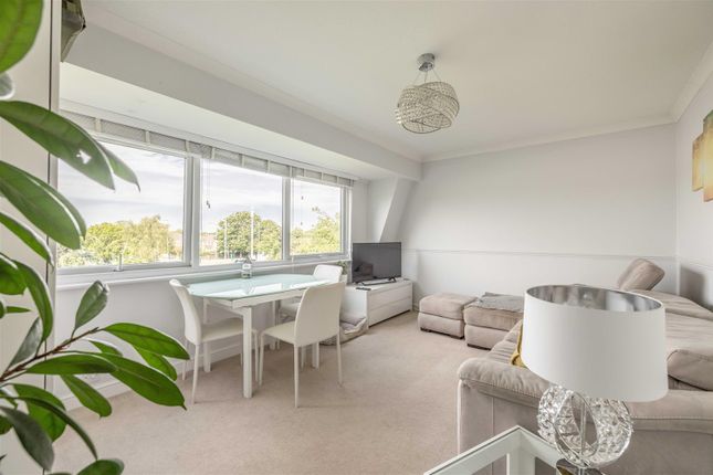 11, DEACON COURT, Dedworth Road, Windsor photo 3
